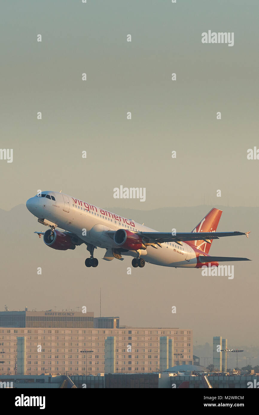 Virgin America Airbus A320 Flugzeug vom Start- und Landebahn 25 nach links Los Angeles am internationalen Flughafen in den frühen Morgenstunden. Stockfoto