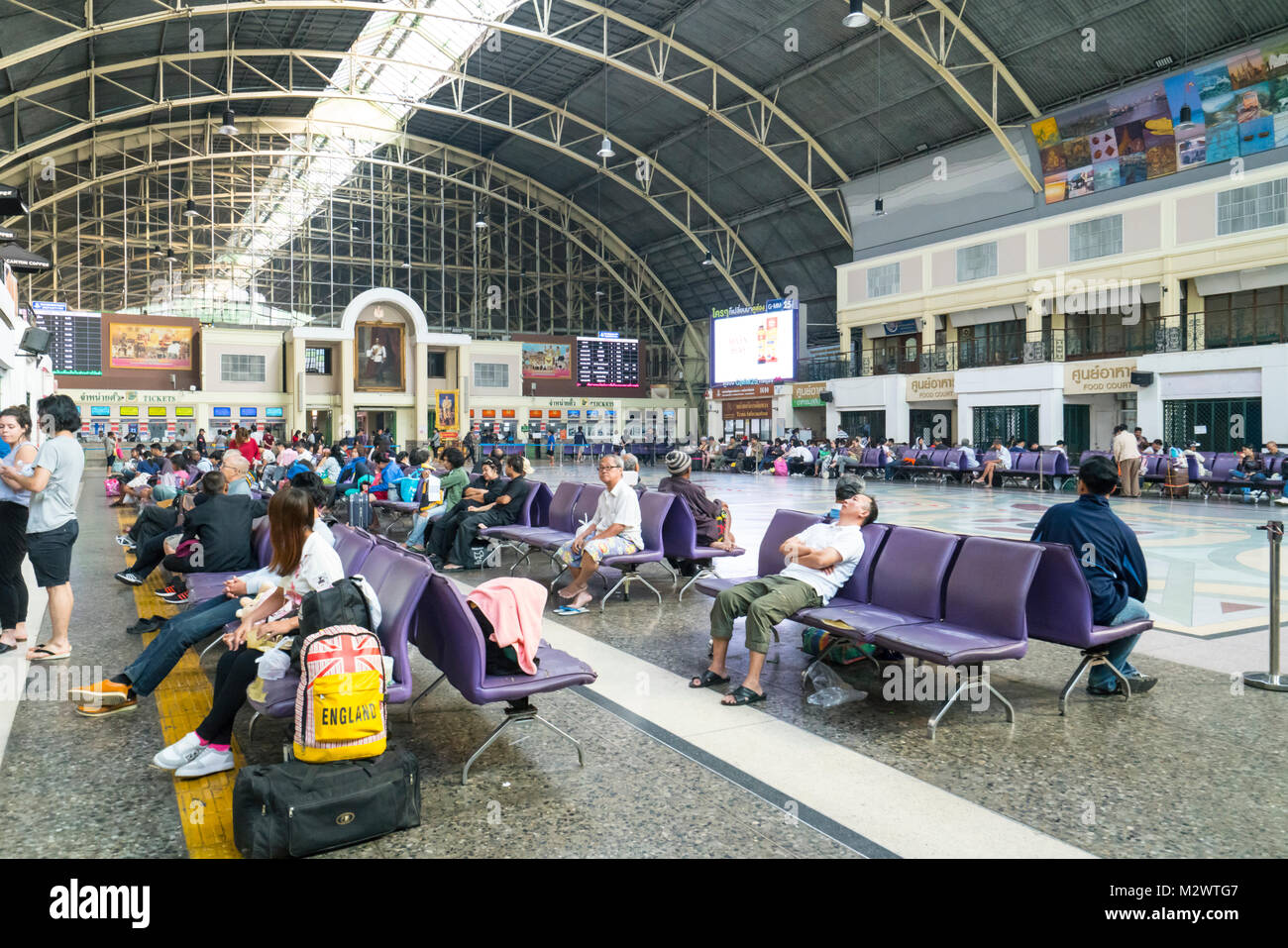 Der Warteraum der Hualamphong Bahnhofs in Bangkok. Stockfoto