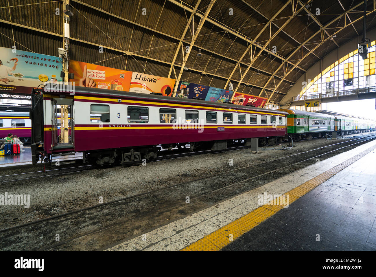 Die Bahnsteige im Bahnhof Hualamphong in Bangkok. Stockfoto