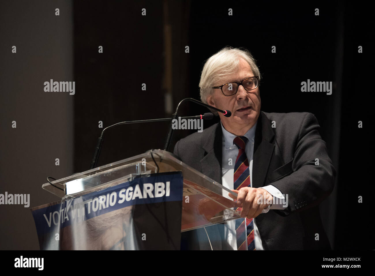 Pomigliano D'Arco, Italien. 06 Feb, 2018. Vittorio Sgarbi, berühmte italienische Kunstkritiker, Schriftsteller, Dozent und Politiker, trifft die Bürgerinnen und Bürger in Pomigliano d'Arco (NA) anlässlich der Eröffnung der Wahlkampagne. Credit: Giuseppe Ricciardiello/Pacific Press/Alamy leben Nachrichten Stockfoto