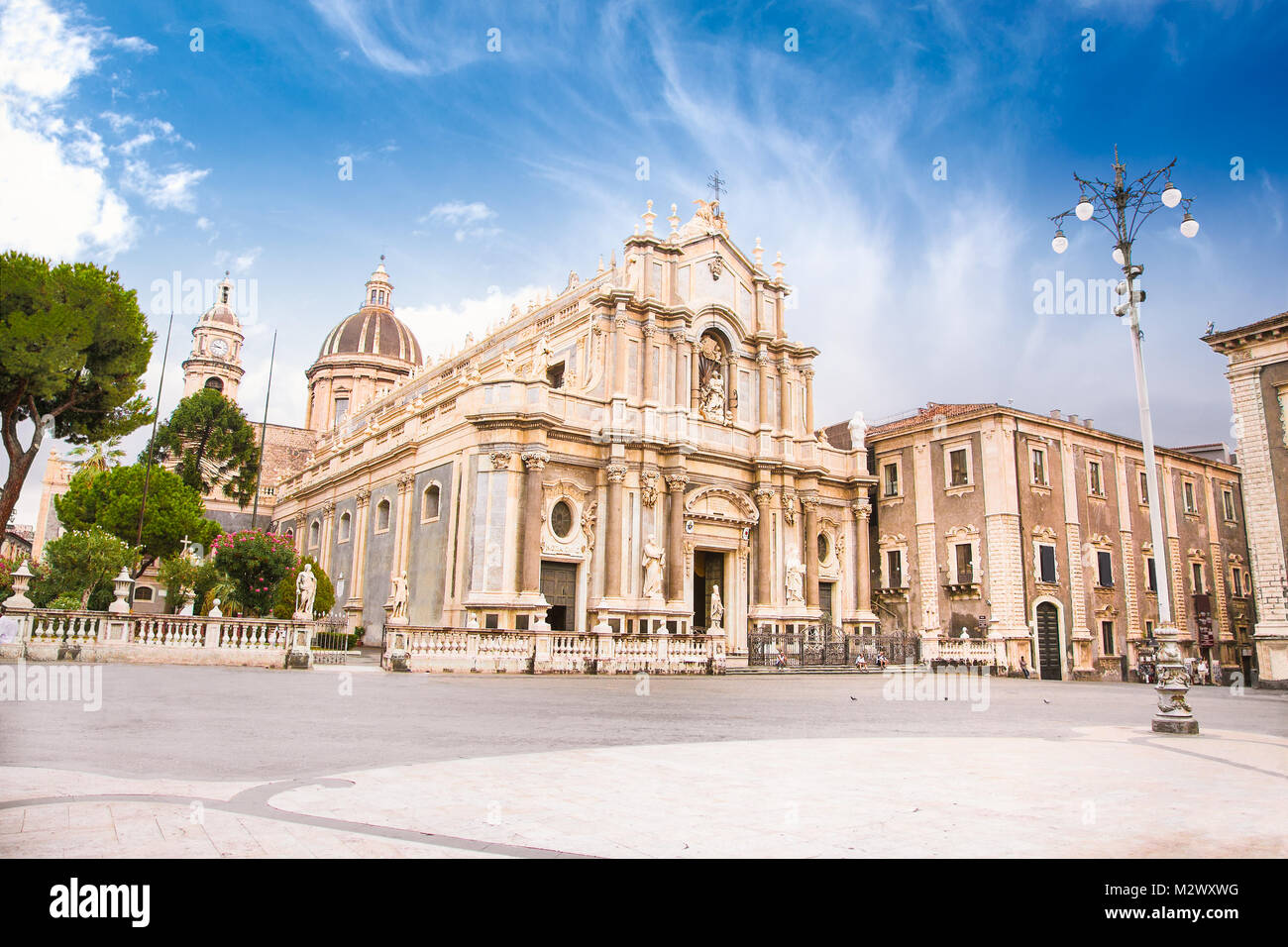 Die Piazza del Duomo in Catania mit der Kathedrale Santa Agatha von Catania in Sizilien, Italien. Stockfoto