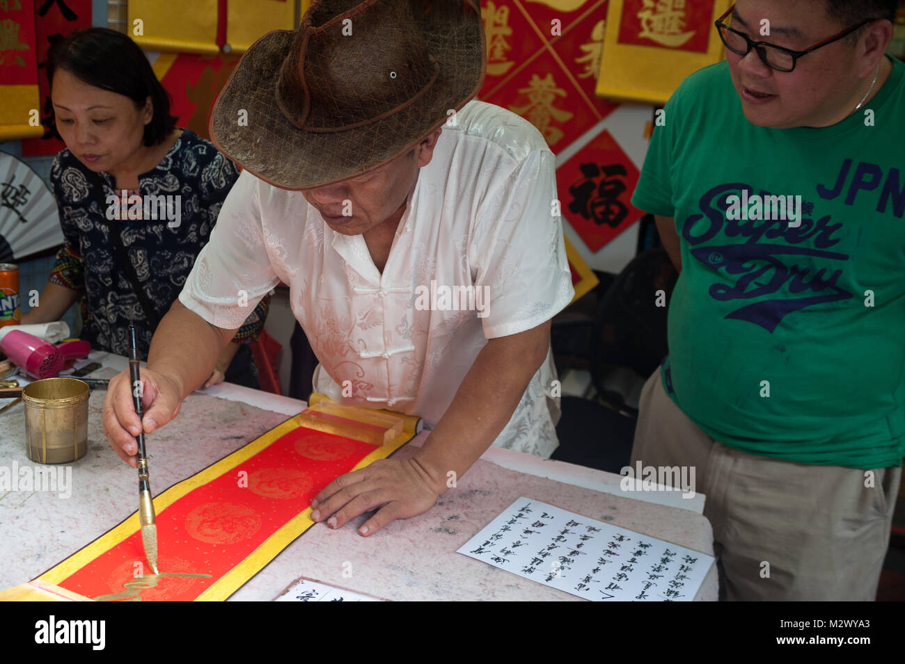 03.02.2018, Singapur, Republik Singapur, Asien - ein Shop im Singapur Chinatown verkauft handgemalte Kalligraphie Banner. Stockfoto