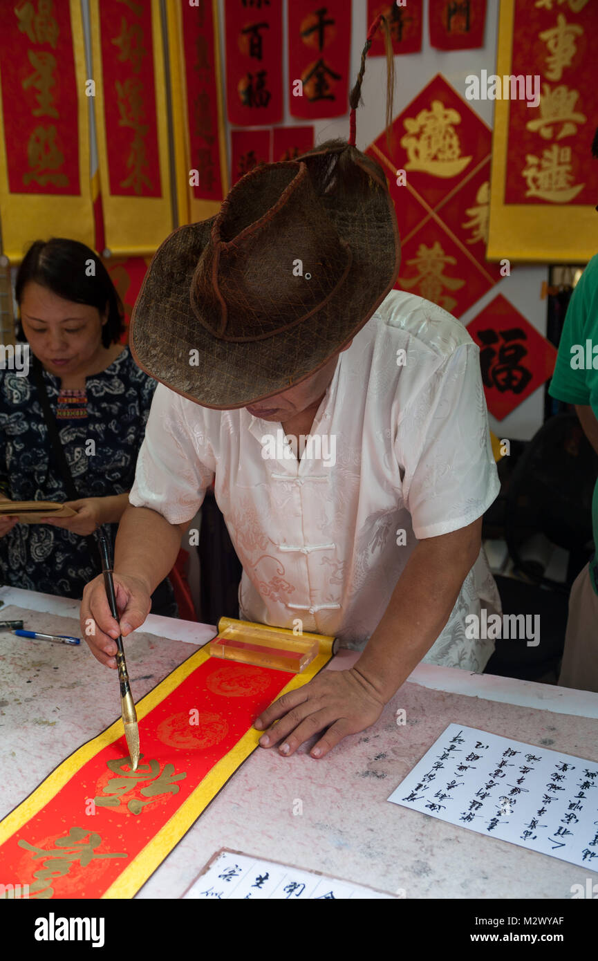 03.02.2018, Singapur, Republik Singapur, Asien - ein Shop im Singapur Chinatown verkauft handgemalte Kalligraphie Banner. Stockfoto