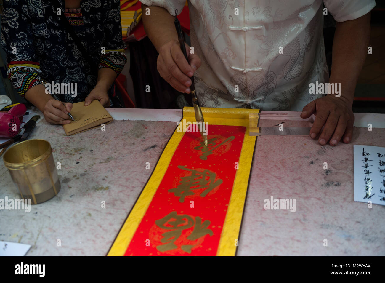03.02.2018, Singapur, Republik Singapur, Asien - ein Shop im Singapur Chinatown verkauft handgemalte Kalligraphie Banner. Stockfoto