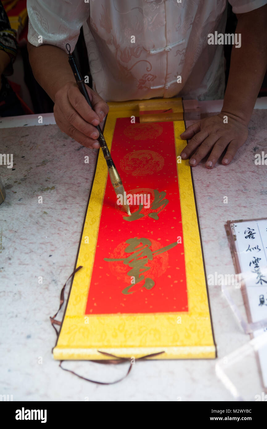 03.02.2018, Singapur, Republik Singapur, Asien - ein Shop im Singapur Chinatown verkauft handgemalte Kalligraphie Banner. Stockfoto