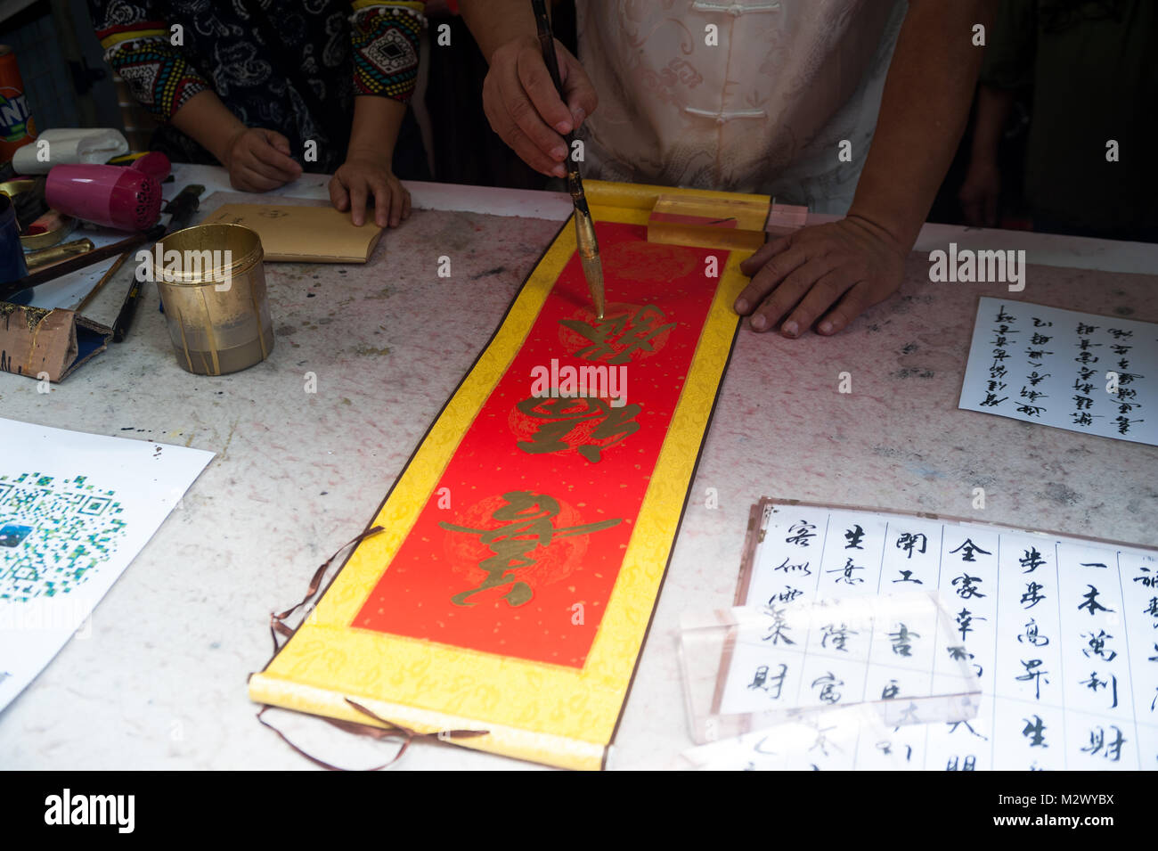 03.02.2018, Singapur, Republik Singapur, Asien - ein Shop im Singapur Chinatown verkauft handgemalte Kalligraphie Banner. Stockfoto