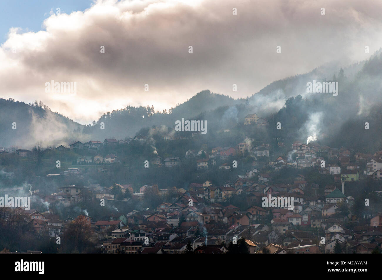 Am frühen Morgen Licht in Sarajevo, Bosnien und Herzegowina, ehemalige Jugoslawien inländischen Feuer Rauch in die umliegenden Hügel Stockfoto