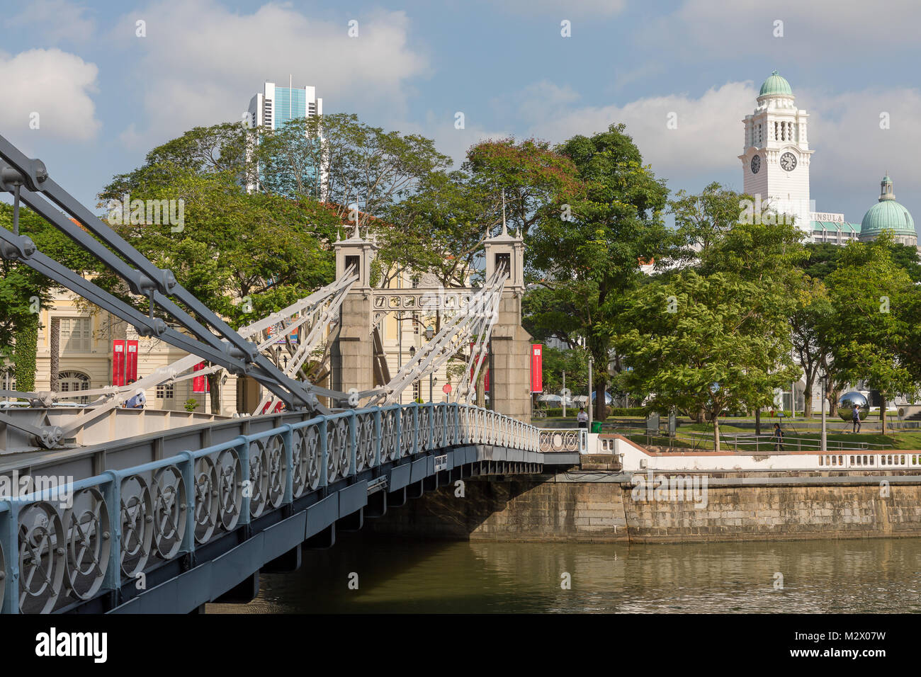 Singapur Asien Februar 8, 2018 Cavenagh Brücke, über den Singapore River, und dem Victoria Theater. Stockfoto