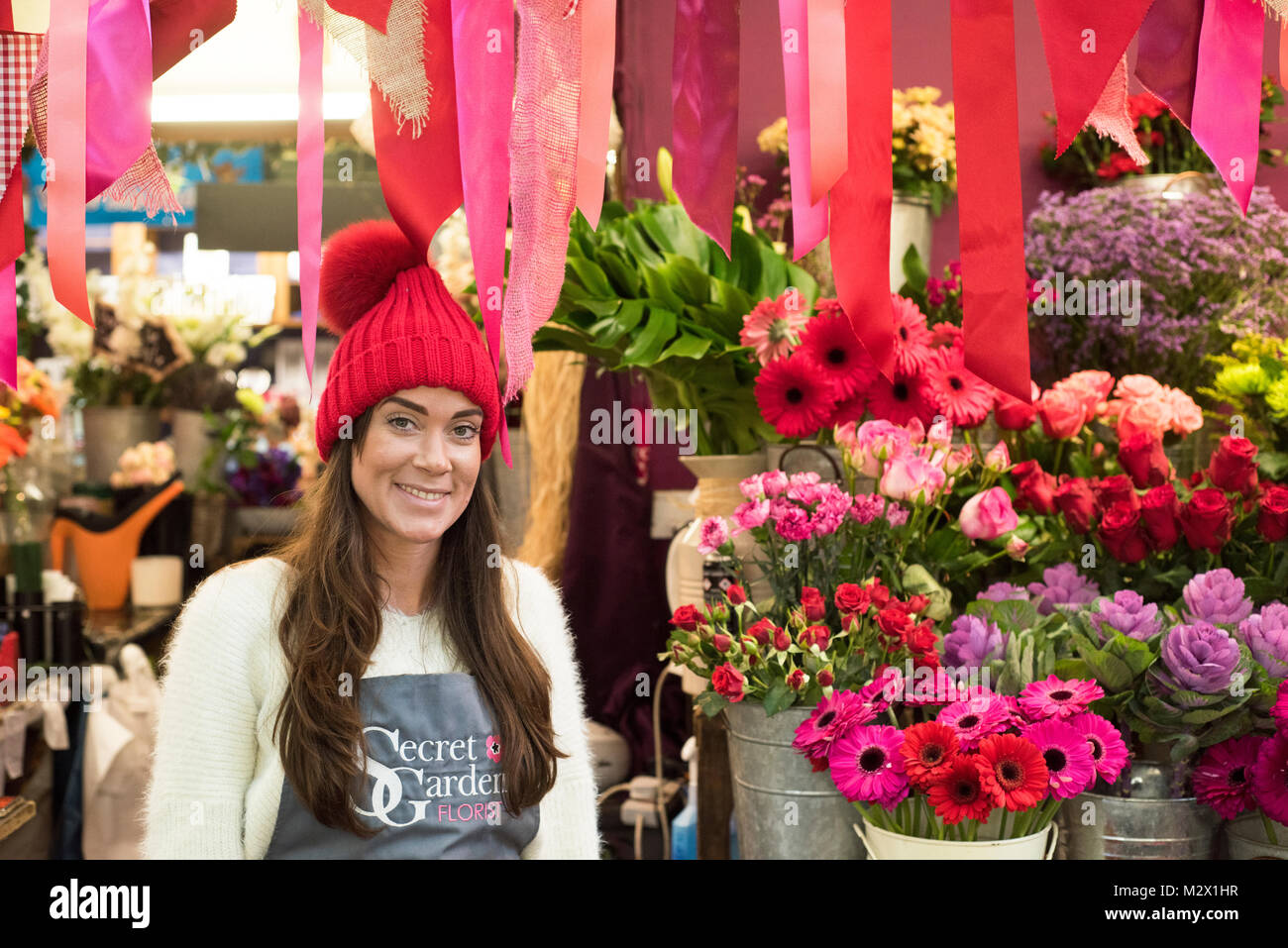 CARDIFF, Cardiff, Wales, UK. 8. Februar 2018. Kelly Bridgeman, 31, lächelt Stolz vor ihrem Stall Secret Garden Blumenhändler in Cardiff Marke Stockfoto