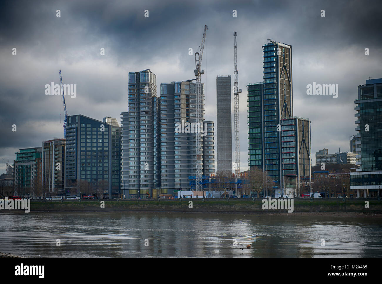 2. Februar 2018. Hohes Wohngebäude im Bau an Lambeth in London, mit dramatischen Himmel, UK. Credit: Malcolm Park/Alamy. Stockfoto