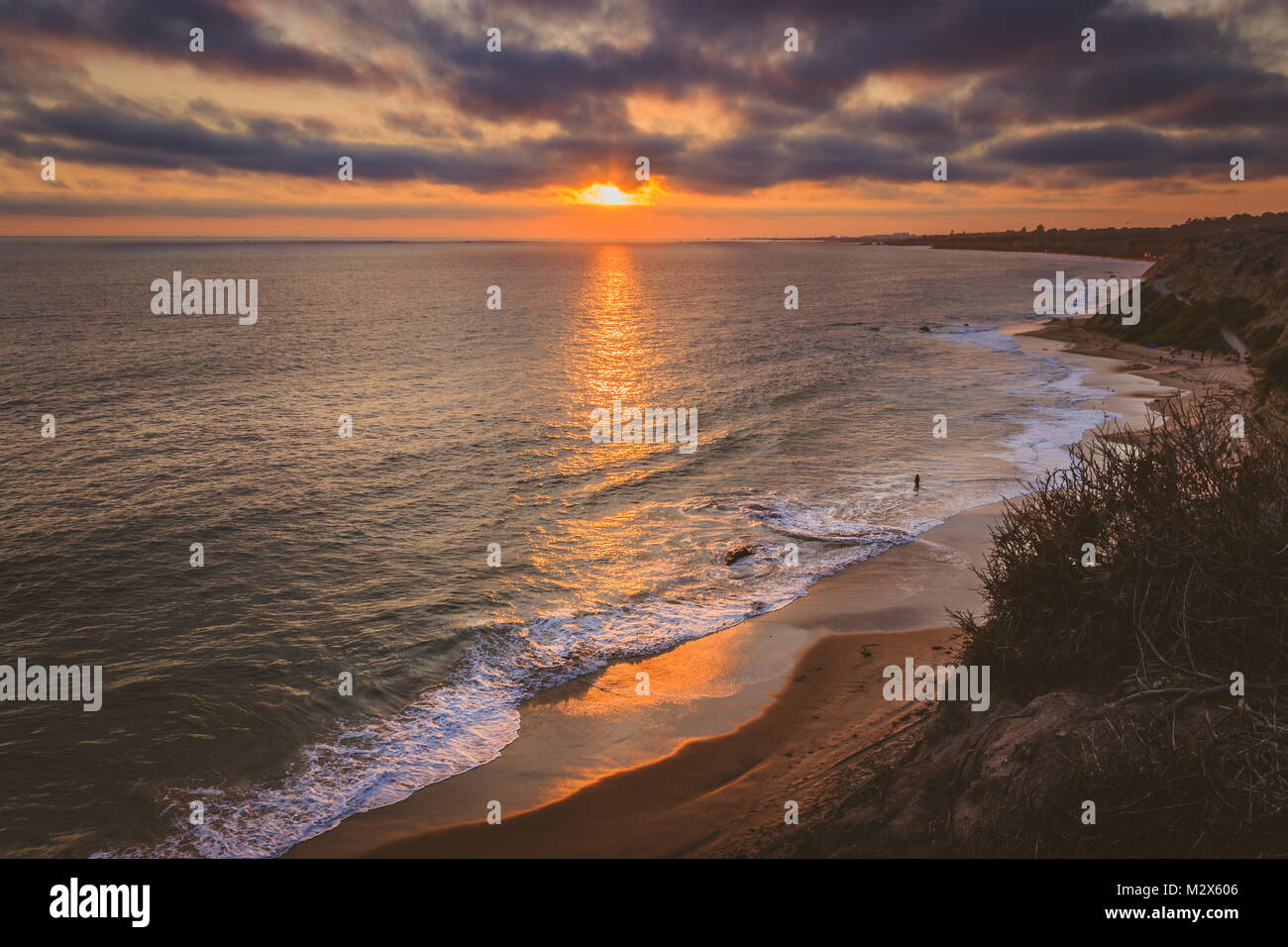 Herrliche Küste Blick auf Crystal Cove Beach bei Sonnenuntergang mit Wolken im Himmel Newport Beach, Kalifornien Stockfoto