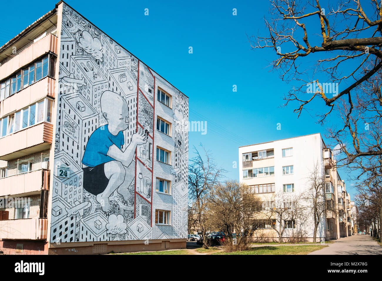 Minsk, Weißrussland. Graffiti oder Wandmalereien von Millo Street Art Künstler auf Gebäude. Bild von surrealen Schwarzen und Weißen Jungen. Bild aufgerufen Everywhere I Go. Stockfoto