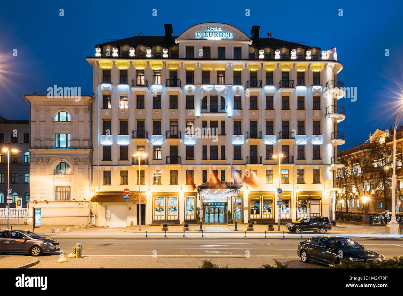 Minsk, Weißrussland. Blick auf fünf Sterne Hotel Europa in Abend Nacht Illuminationen. Stockfoto
