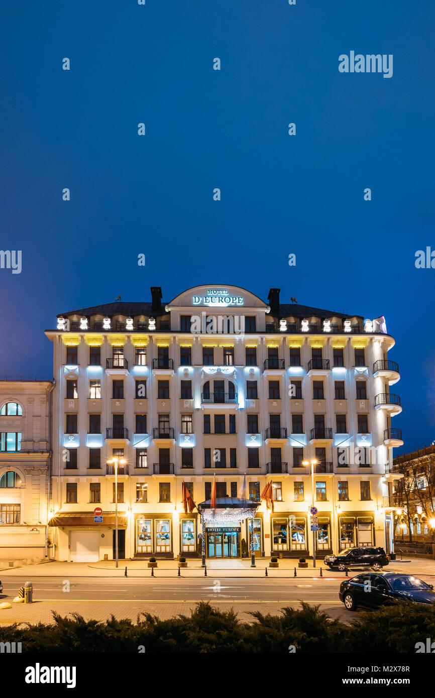 Minsk, Weißrussland. Blick auf fünf Sterne Hotel Europa in Abend Nacht Illuminationen. Stockfoto