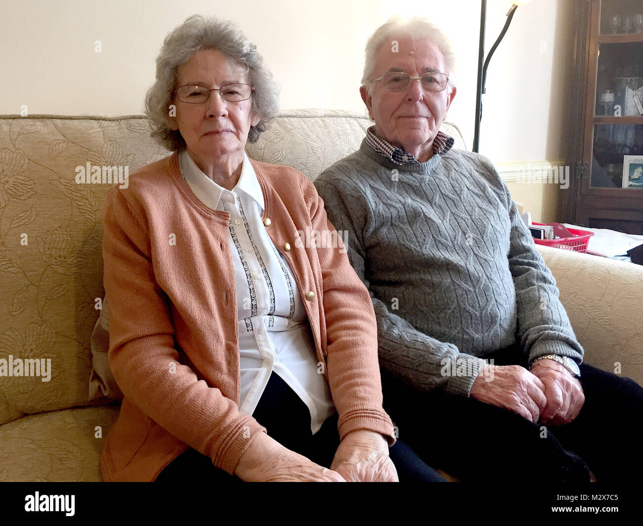 Auf 0001 Embargo Freitag, Februar 09 Peter und Elizabeth Skelton, dessen Tochter Susan Nicholson von Robert Trigg ermordet wurde, an ihrem Haus in Goring, West Sussex. Der Vorsitzende einer Anfrage in öffentlichen Diensten, die in Kontakt mit dem Mörder und seinem Opfer kam, bevor sie starb, sagte Lektionen gelernt wird, wenn Fehler gemacht wurden. Stockfoto