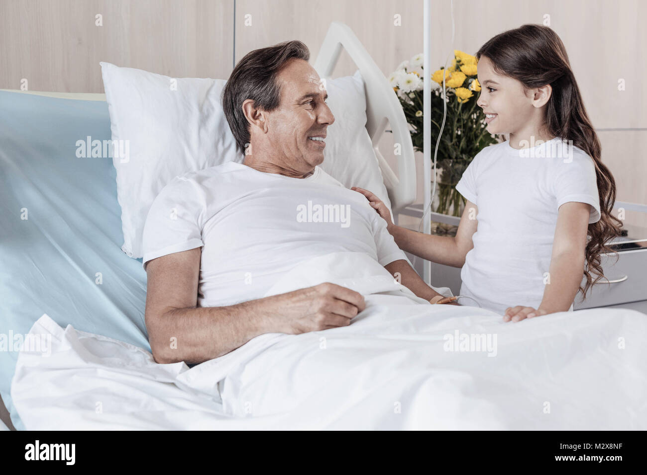 Liebevolle Tochter ihr Vater im Krankenhaus Unterstützung Stockfoto