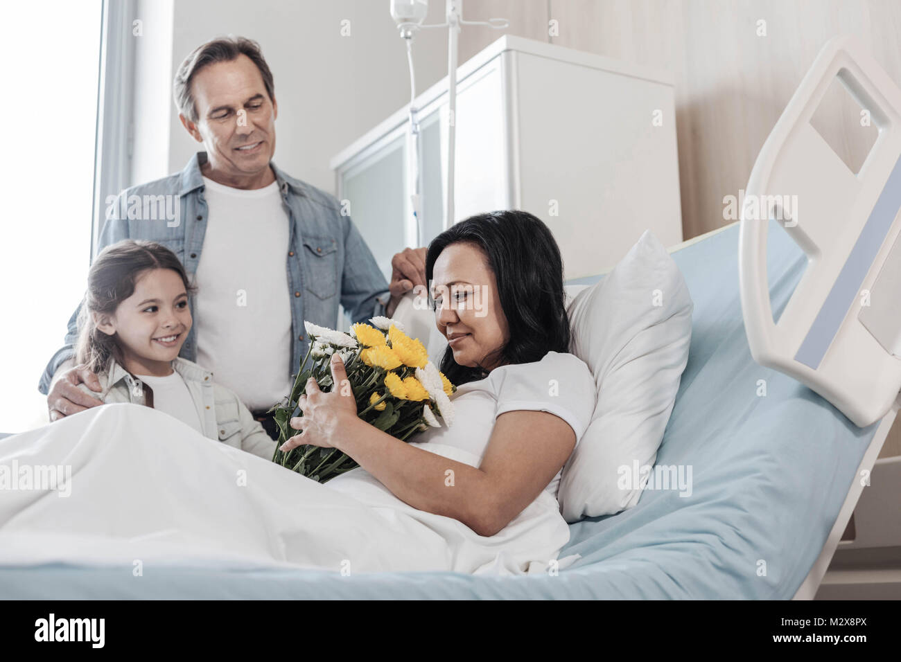 Selektiver Fokus auf glückliche Frau, Familie Unterstützung im Krankenhaus Stockfoto