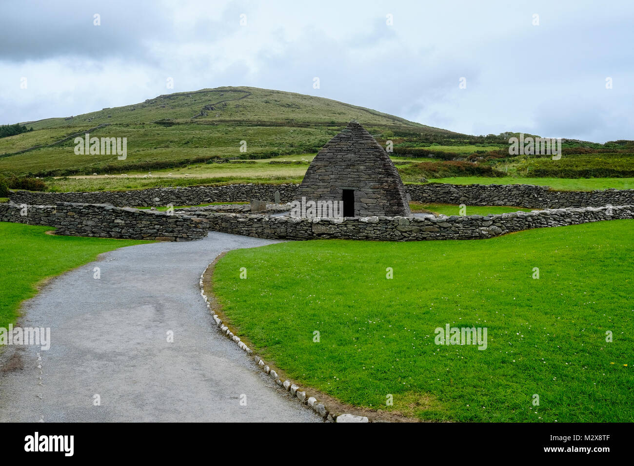 Irland. Ein clochán - Beehive Hut - ist ein Trocken-Hütte aus Stein mit einer Auskragung Dach, die in der Regel mit der süd-westlichen Irischen seaboard verbunden. Die genaue Co Stockfoto
