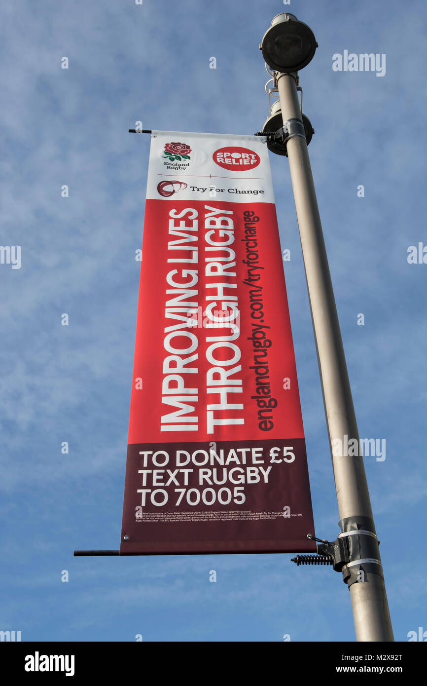 Rugby themed Versuchen für den Wandel sport relief Banner Werbung außerhalb Twickenham Stadium, die Heimat des englischen Rugby Football Union (Rfu) Stockfoto