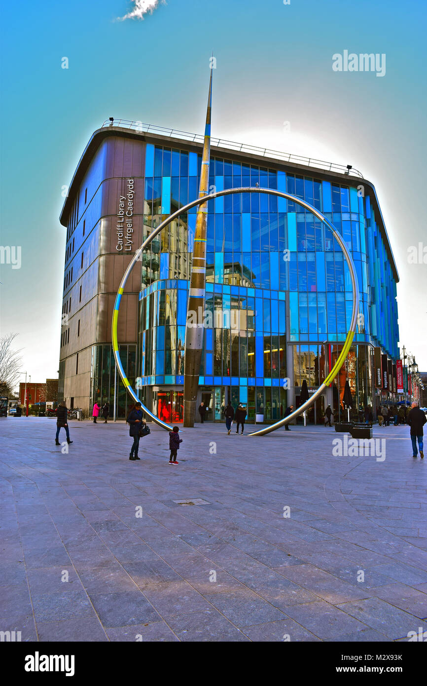 Die moderne Cardiff Central Library im Zentrum der Stadt. Im Vordergrund ist die 25 m Alliance Skulptur von Paris Installation artist Jean-Bernard Métais Stockfoto