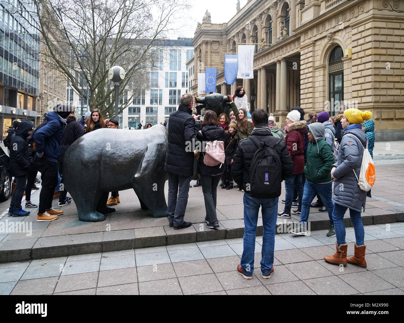Touristische Menschenmenge, die sich um die Bulle und Bär Skulptur vor der historischen Frankfurter Börse Gebäude Stockfoto