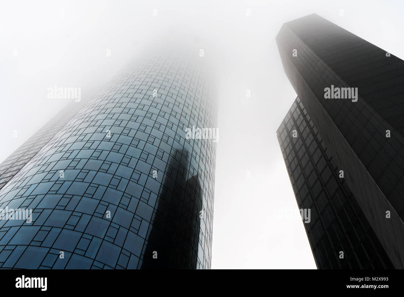 Low Angle View von zwei Wolkenkratzer im Nebel oder Dunst im Bankenviertel von Frankfurt am Main Deutschland ummantelt Stockfoto
