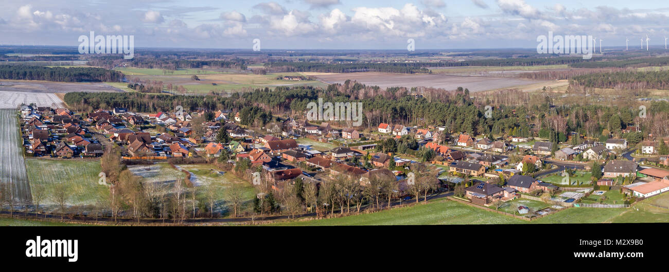 Antenne Landschaft Foto, Panoramablick auf ein kleines Dorf zwischen Feldern und Wiesen, als Banner für einen Blog oder eine Website, drone Schuß Stockfoto