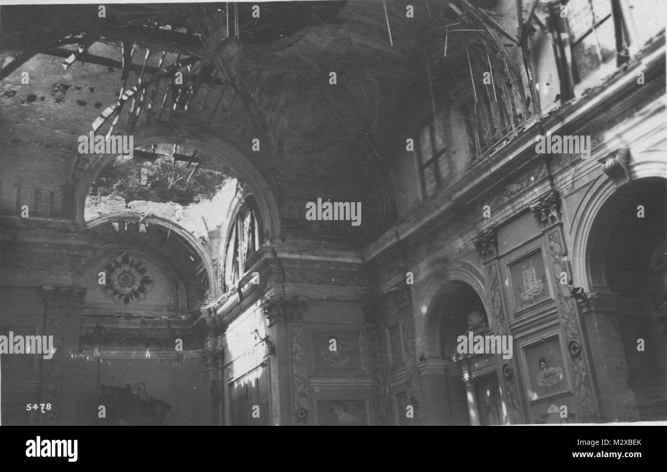 WWI artillery Schaden für die Kirche von Valstagna in Norditalien nach der Schlacht von Piave im Jahr 1918. Stockfoto