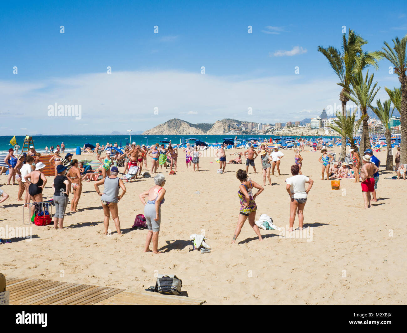 Rentner Training am Strand in Benidorm, Spanien Stockfoto