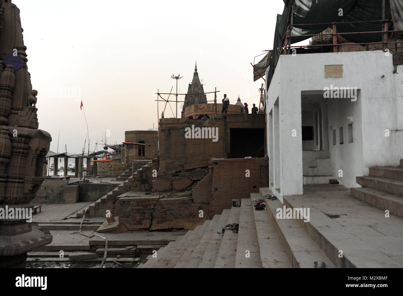 Am Ufer des Flusses Ganges in Varanasi, Indien Stockfoto Am Ufer des Flusses Ganges in Varanasi, Indien Stockfoto
