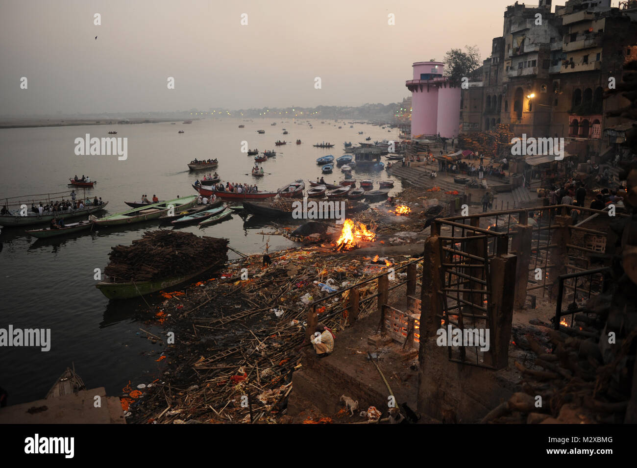 Ghats brennen in Varanasi, Indien Stockfoto