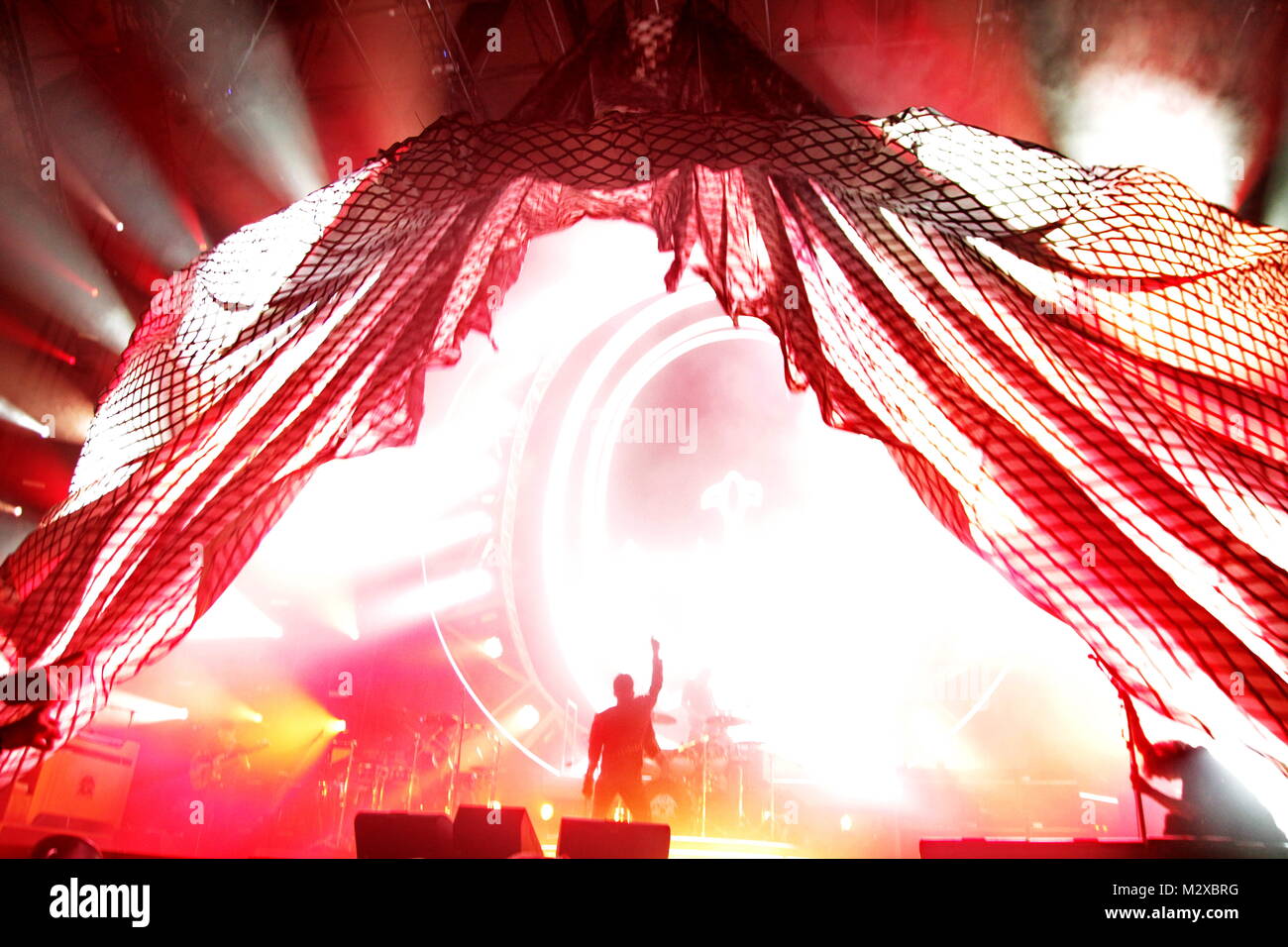 Frankfurt am Main, Deutschland. 7. Feb 2015. Queen + Adam Lambert, die Zusammenarbeit zwischen den aktiven Mitgliedern der britischen Rockband Queen (Brian May und Roger Taylor) und amerikanischen Sänger Adam Lambert. Konzert in der Festhalle Frankfurt, Deutschland. Hier: Adam Lambert (Mitte). Credit: Christian Lademann Stockfoto