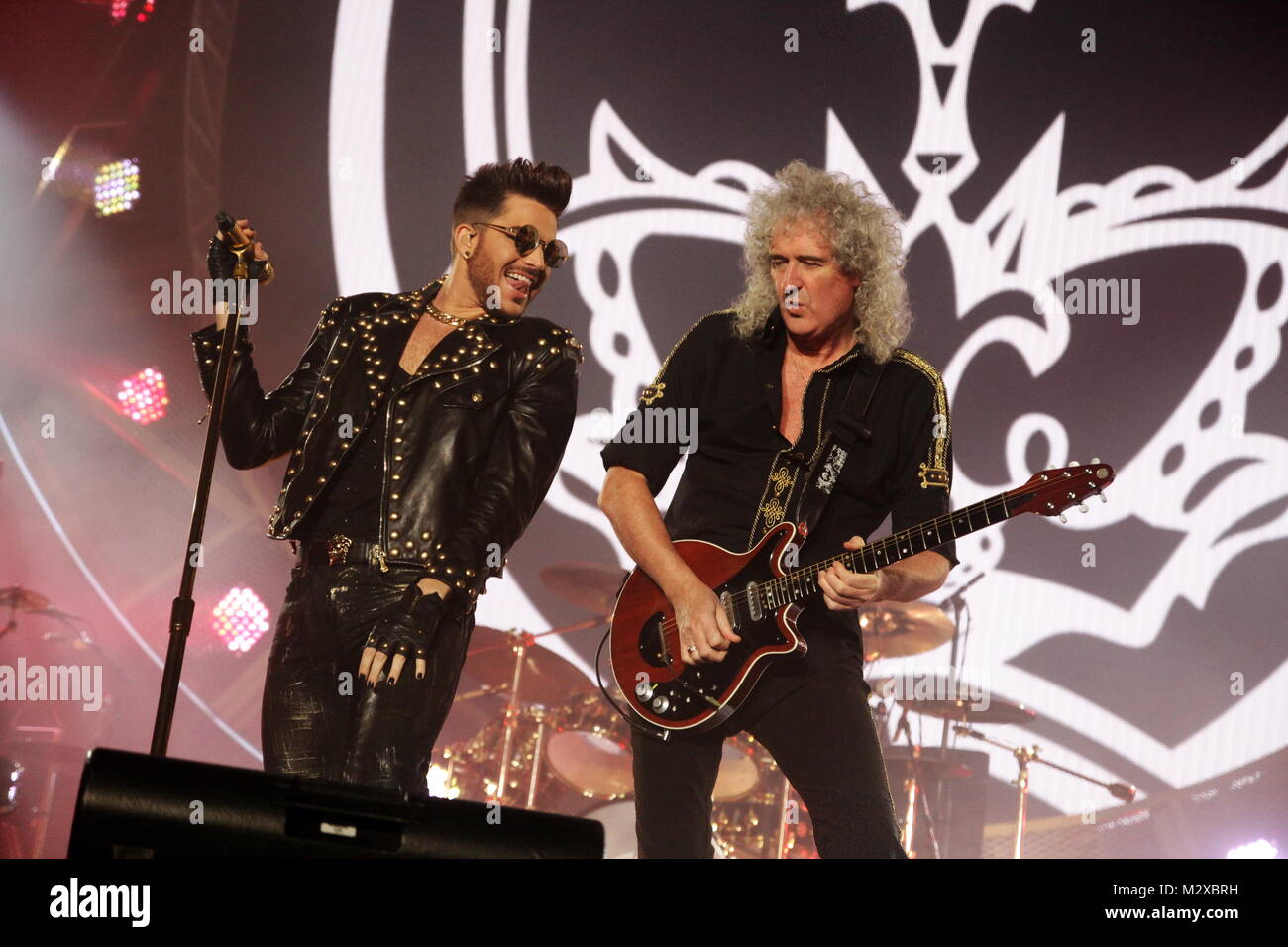 Frankfurt am Main, Deutschland. 7. Feb 2015. Queen + Adam Lambert, die Zusammenarbeit zwischen den aktiven Mitgliedern der britischen Rockband Queen (Brian May und Roger Taylor) und amerikanischen Sänger Adam Lambert. Konzert in der Festhalle Frankfurt, Deutschland. Hier: Adam Lambert, Brian May. Credit: Christian Lademann Stockfoto