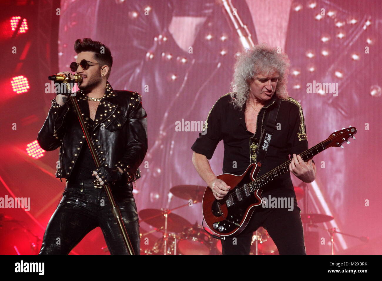 Frankfurt am Main, Deutschland. 7. Feb 2015. Queen + Adam Lambert, die Zusammenarbeit zwischen den aktiven Mitgliedern der britischen Rockband Queen (Brian May und Roger Taylor) und amerikanischen Sänger Adam Lambert. Konzert in der Festhalle Frankfurt, Deutschland. Hier: Adam Lambert, Brian May. Credit: Christian Lademann Stockfoto