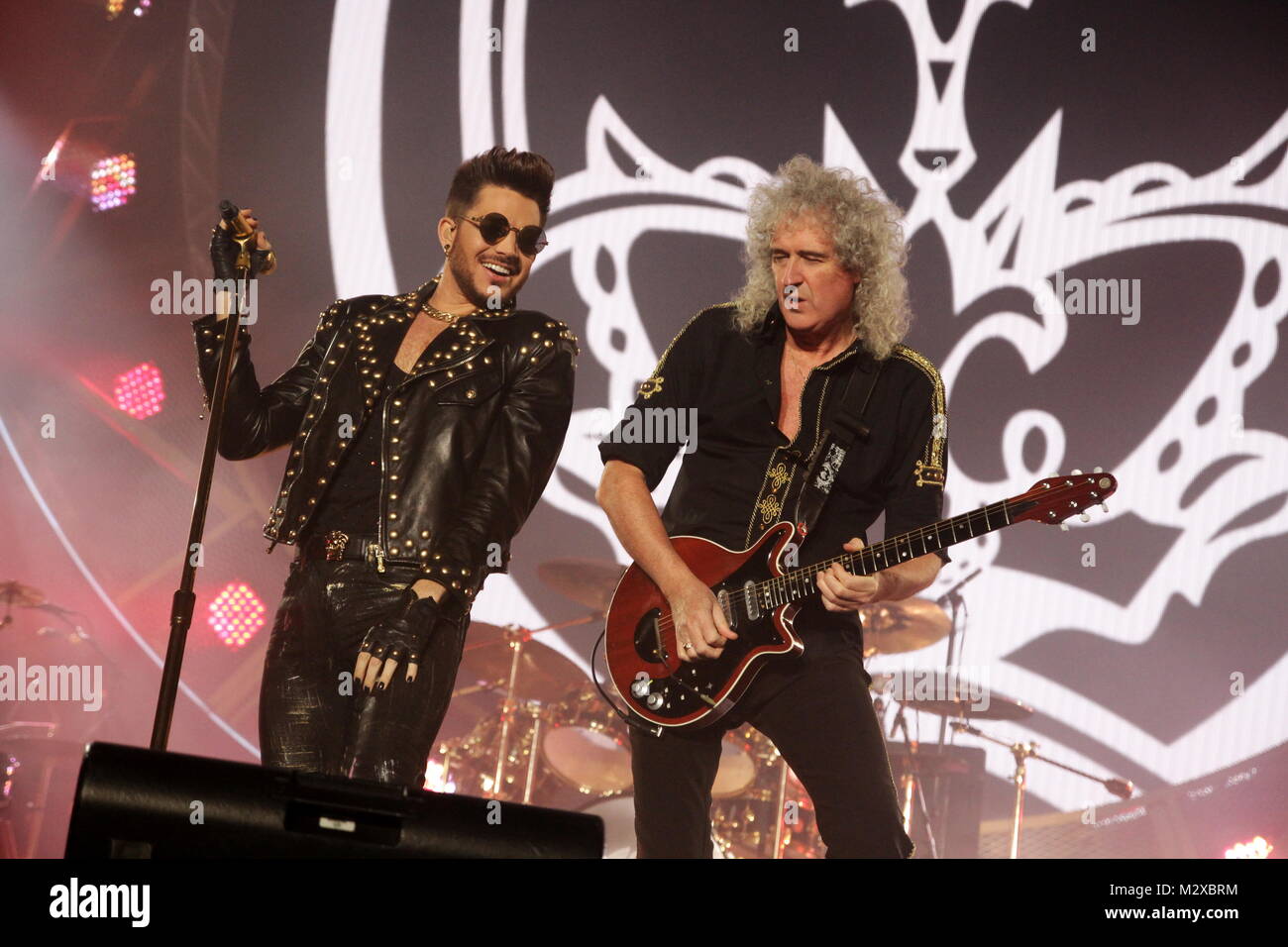 Frankfurt am Main, Deutschland. 7. Feb 2015. Queen + Adam Lambert, die Zusammenarbeit zwischen den aktiven Mitgliedern der britischen Rockband Queen (Brian May und Roger Taylor) und amerikanischen Sänger Adam Lambert. Konzert in der Festhalle Frankfurt, Deutschland. Hier: Adam Lambert, Brian May. Credit: Christian Lademann Stockfoto