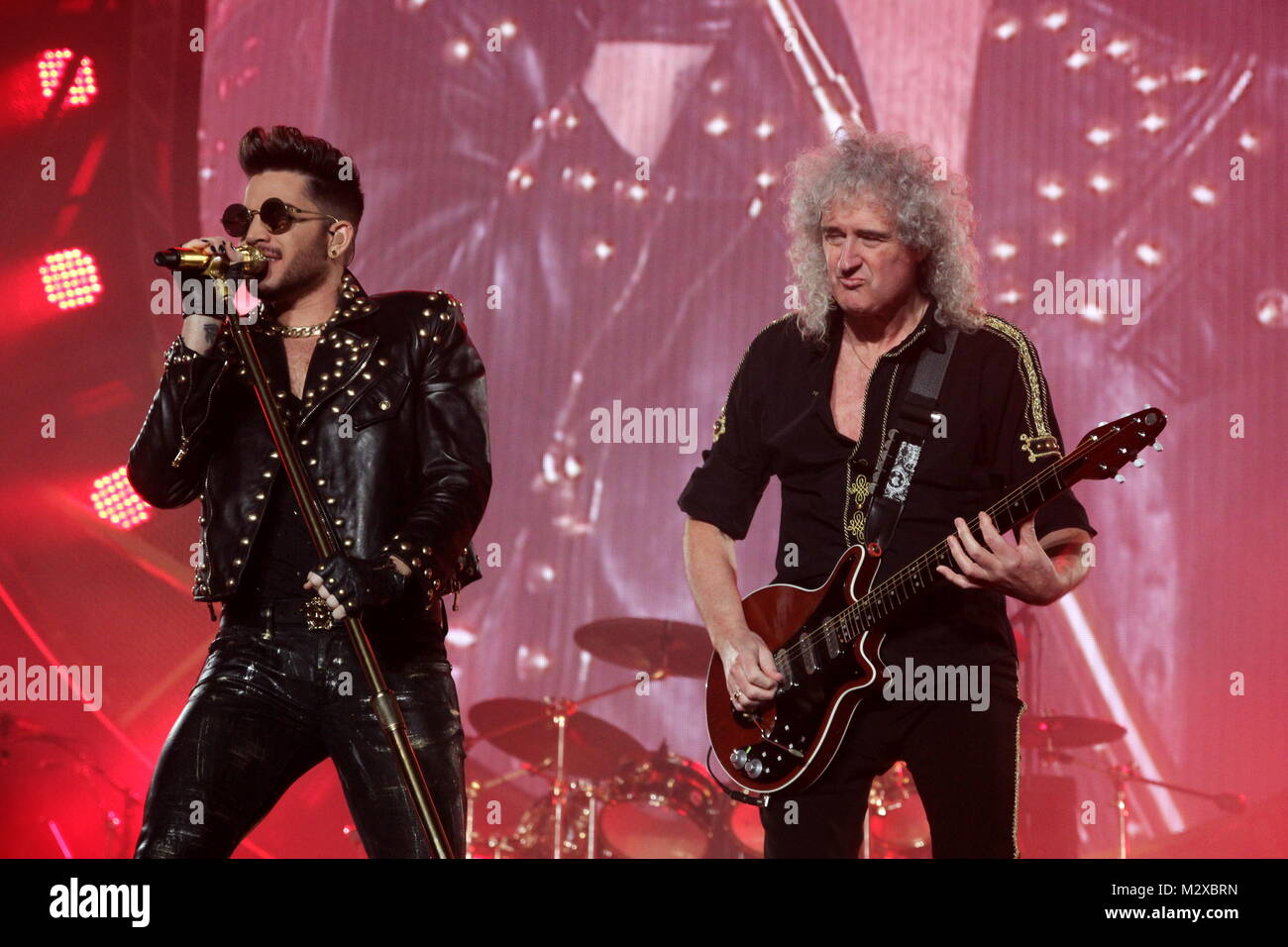 Frankfurt am Main, Deutschland. 7. Feb 2015. Queen + Adam Lambert, die Zusammenarbeit zwischen den aktiven Mitgliedern der britischen Rockband Queen (Brian May und Roger Taylor) und amerikanischen Sänger Adam Lambert. Konzert in der Festhalle Frankfurt, Deutschland. Hier: Adam Lambert, Brian May. Credit: Christian Lademann Stockfoto