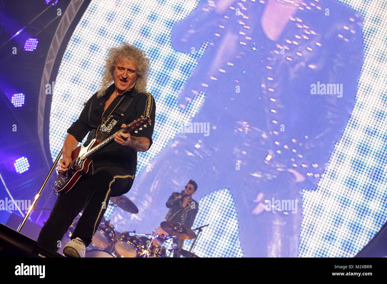 Frankfurt am Main, Deutschland. 7. Feb 2015. Queen + Adam Lambert, die Zusammenarbeit zwischen den aktiven Mitgliedern der britischen Rockband Queen (Brian May und Roger Taylor) und amerikanischen Sänger Adam Lambert. Konzert in der Festhalle Frankfurt, Deutschland. Hier: Brian May (vorne) und Roger Taylor (Schlagzeug, hinten), Adam Lambert (hinten). Credit: Christian Lademann Stockfoto
