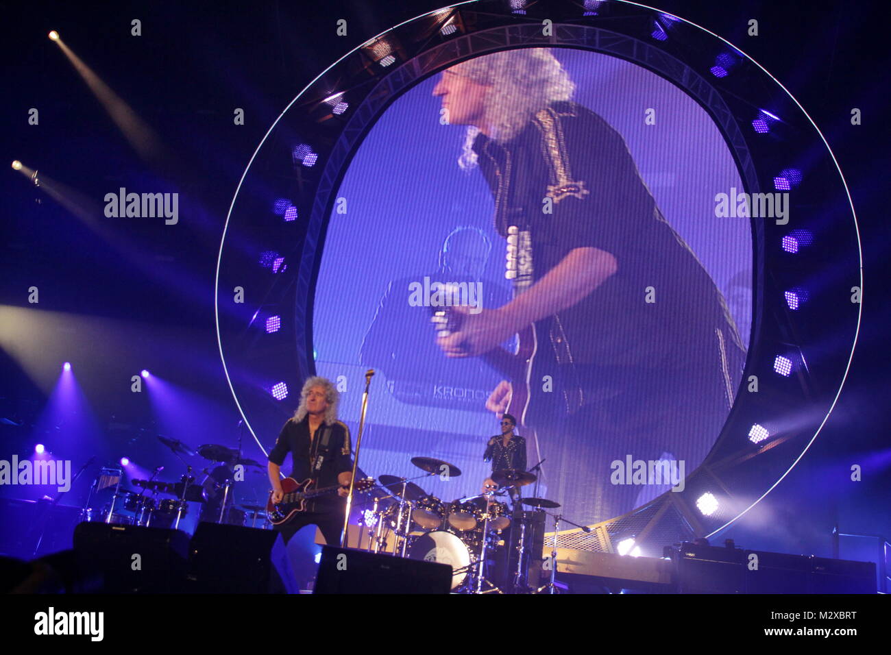 Frankfurt am Main, Deutschland. 7. Feb 2015. Queen + Adam Lambert, die Zusammenarbeit zwischen den aktiven Mitgliedern der britischen Rockband Queen (Brian May und Roger Taylor) und amerikanischen Sänger Adam Lambert. Konzert in der Festhalle Frankfurt, Deutschland. Hier: Brian May (vorne), Roger Taylor (Drums) und Adam Lambert (hinten). Credit: Christian Lademann Stockfoto