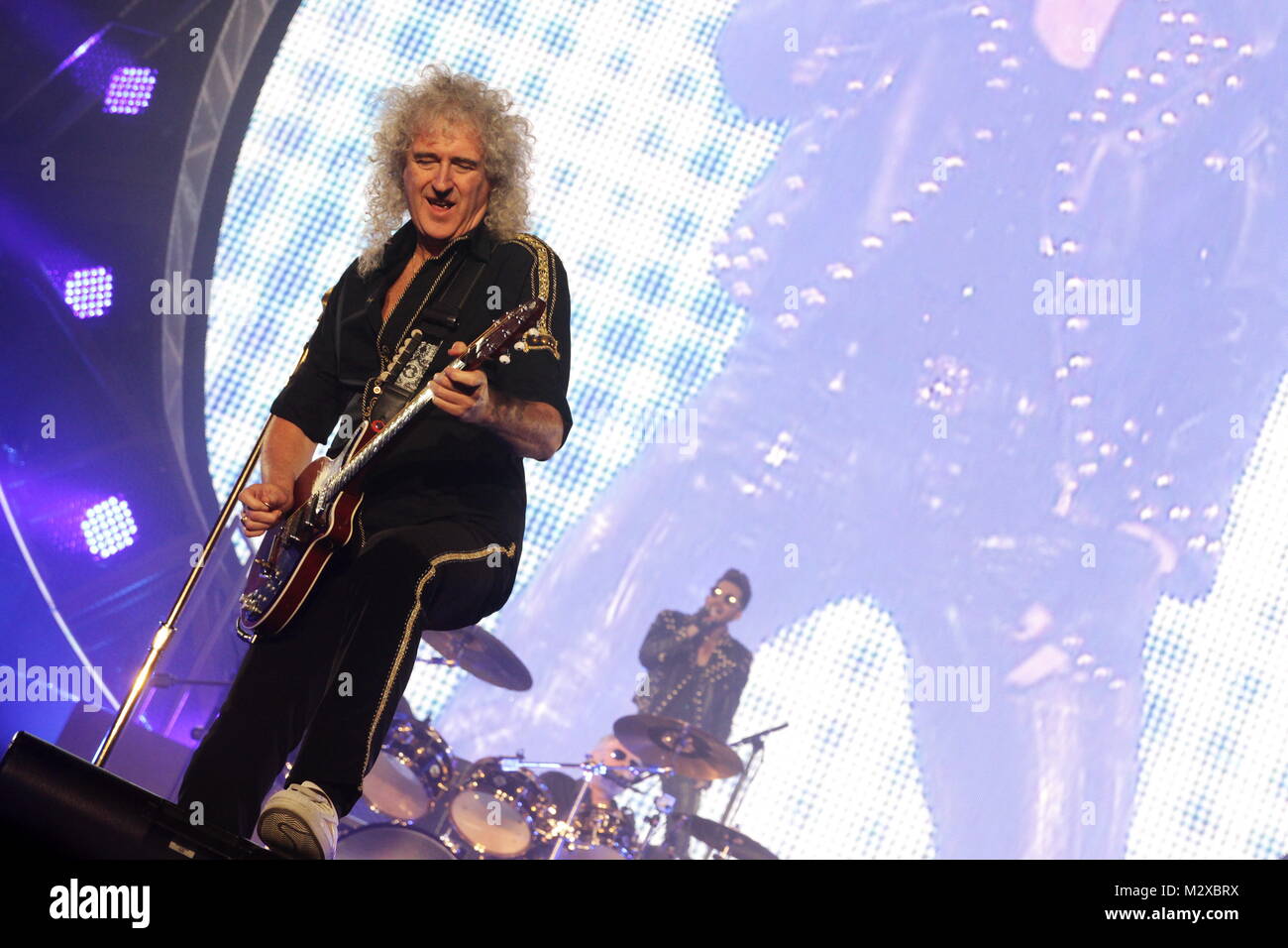 Frankfurt am Main, Deutschland. 7. Feb 2015. Queen + Adam Lambert, die Zusammenarbeit zwischen den aktiven Mitgliedern der britischen Rockband Queen (Brian May und Roger Taylor) und amerikanischen Sänger Adam Lambert. Konzert in der Festhalle Frankfurt, Deutschland. Hier: Brian May (vorne) und Roger Taylor (Schlagzeug, hinten), Adam Lambert (hinten). Credit: Christian Lademann Stockfoto