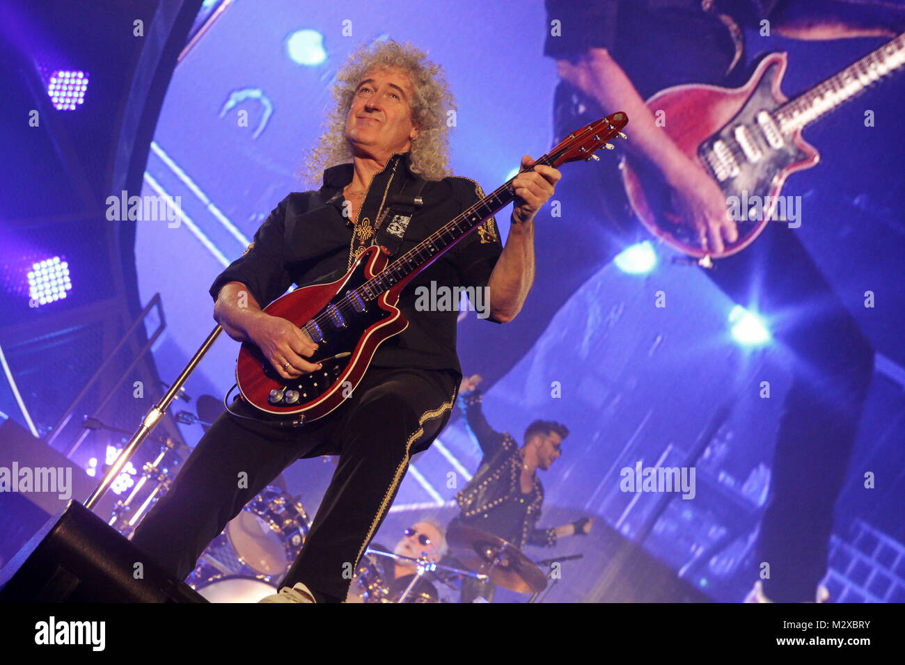 Frankfurt am Main, Deutschland. 7. Feb 2015. Queen + Adam Lambert, die Zusammenarbeit zwischen den aktiven Mitgliedern der britischen Rockband Queen (Brian May und Roger Taylor) und amerikanischen Sänger Adam Lambert. Konzert in der Festhalle Frankfurt, Deutschland. Hier: Brian May (vorne) und Roger Taylor (Schlagzeug, hinten), Adam Lambert (hinten). Credit: Christian Lademann Stockfoto