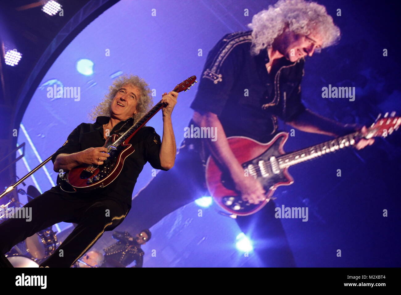 Frankfurt am Main, Deutschland. 7. Feb 2015. Queen + Adam Lambert, die Zusammenarbeit zwischen den aktiven Mitgliedern der britischen Rockband Queen (Brian May und Roger Taylor) und amerikanischen Sänger Adam Lambert. Konzert in der Festhalle Frankfurt, Deutschland. Hier: Brian May (vorne) und Roger Taylor (Schlagzeug, hinten), Adam Lambert (hinten). Credit: Christian Lademann Stockfoto