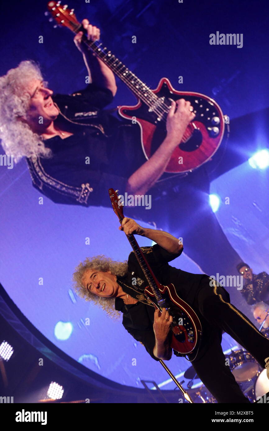 Frankfurt am Main, Deutschland. 7. Feb 2015. Queen + Adam Lambert, die Zusammenarbeit zwischen den aktiven Mitgliedern der britischen Rockband Queen (Brian May und Roger Taylor) und amerikanischen Sänger Adam Lambert. Konzert in der Festhalle Frankfurt, Deutschland. Hier: Brian May (vorne) und Roger Taylor (Schlagzeug, hinten), Adam Lambert (hinten). Credit: Christian Lademann Stockfoto