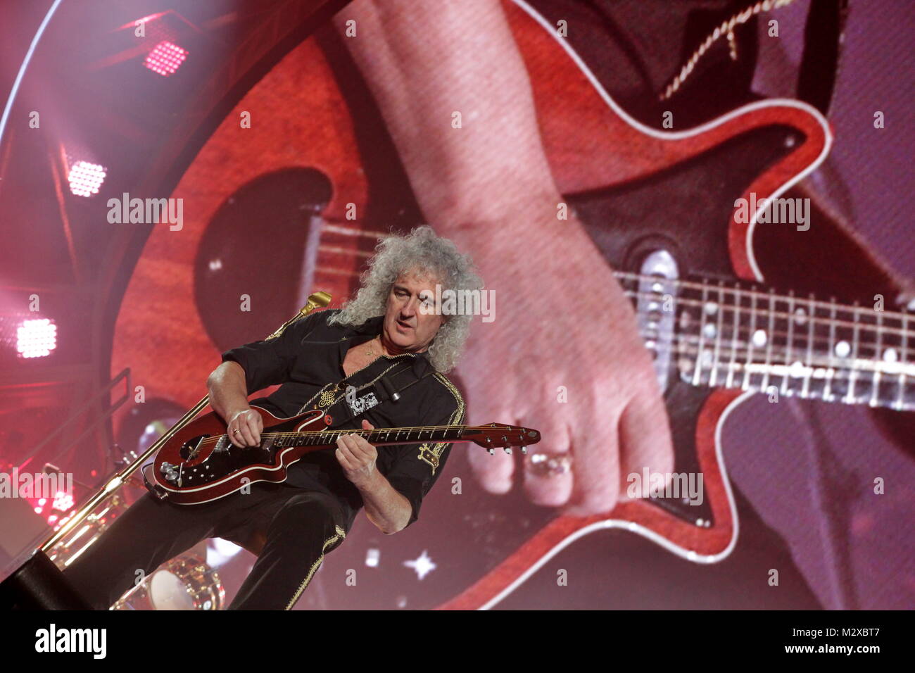 Frankfurt am Main, Deutschland. 7. Feb 2015. Queen + Adam Lambert, die Zusammenarbeit zwischen den aktiven Mitgliedern der britischen Rockband Queen (Brian May und Roger Taylor) und amerikanischen Sänger Adam Lambert. Konzert in der Festhalle Frankfurt, Deutschland. Hier: Brian May. Credit: Christian Lademann Stockfoto