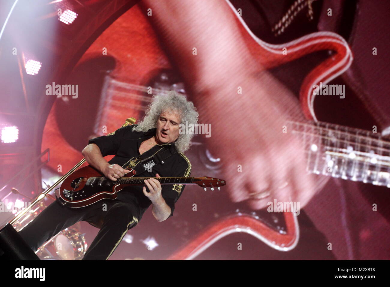 Frankfurt am Main, Deutschland. 7. Feb 2015. Queen + Adam Lambert, die Zusammenarbeit zwischen den aktiven Mitgliedern der britischen Rockband Queen (Brian May und Roger Taylor) und amerikanischen Sänger Adam Lambert. Konzert in der Festhalle Frankfurt, Deutschland. Hier: Brian May. Credit: Christian Lademann Stockfoto