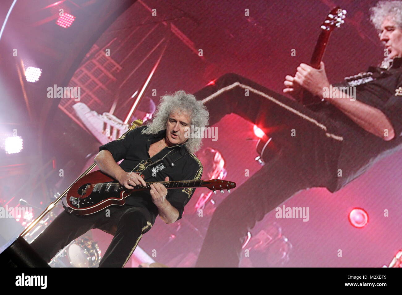 Frankfurt am Main, Deutschland. 7. Feb 2015. Queen + Adam Lambert, die Zusammenarbeit zwischen den aktiven Mitgliedern der britischen Rockband Queen (Brian May und Roger Taylor) und amerikanischen Sänger Adam Lambert. Konzert in der Festhalle Frankfurt, Deutschland. Hier: Brian May. Credit: Christian Lademann Stockfoto
