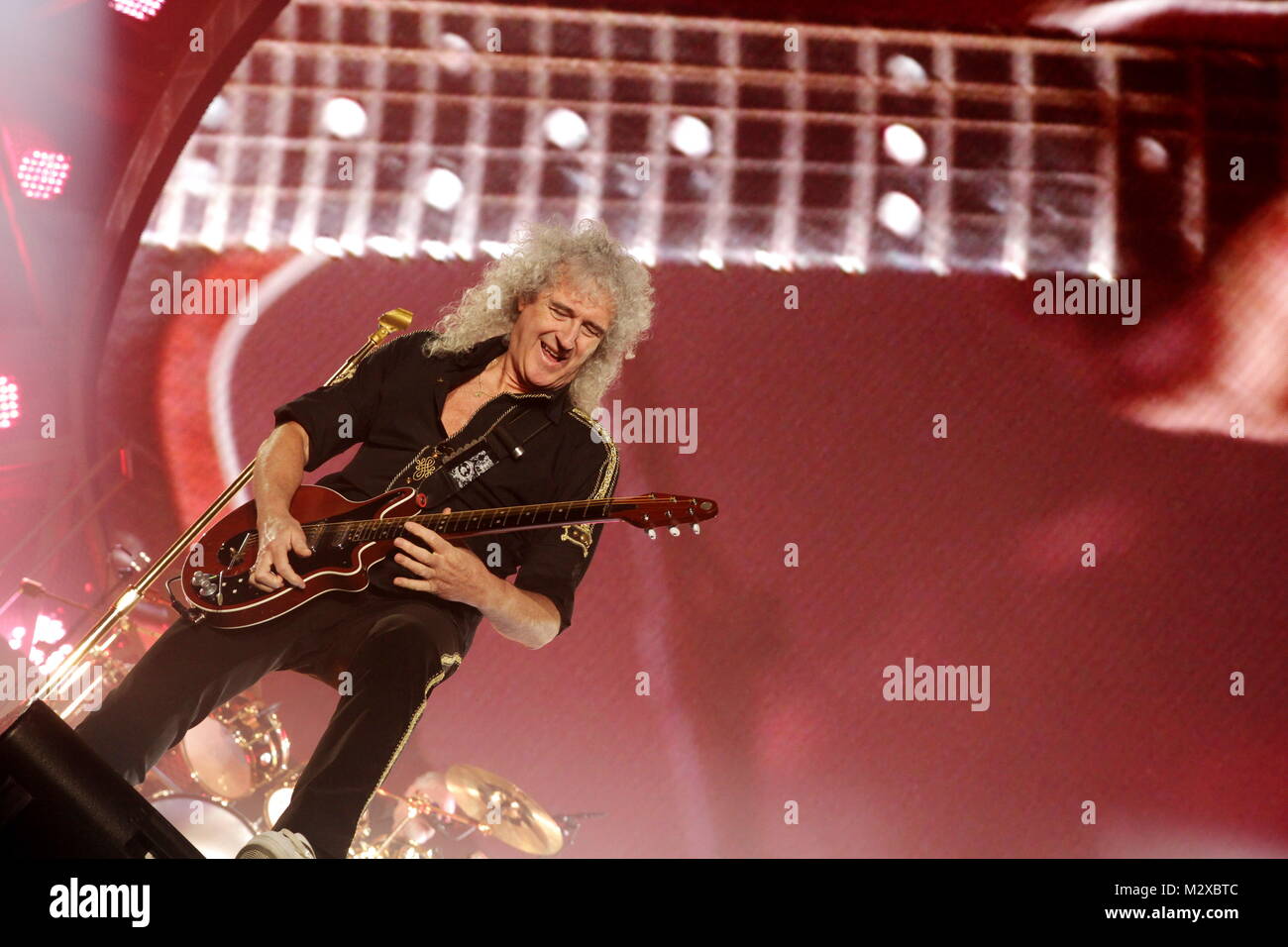 Frankfurt am Main, Deutschland. 7. Feb 2015. Queen + Adam Lambert, die Zusammenarbeit zwischen den aktiven Mitgliedern der britischen Rockband Queen (Brian May und Roger Taylor) und amerikanischen Sänger Adam Lambert. Konzert in der Festhalle Frankfurt, Deutschland. Hier: Brian May. Credit: Christian Lademann Stockfoto