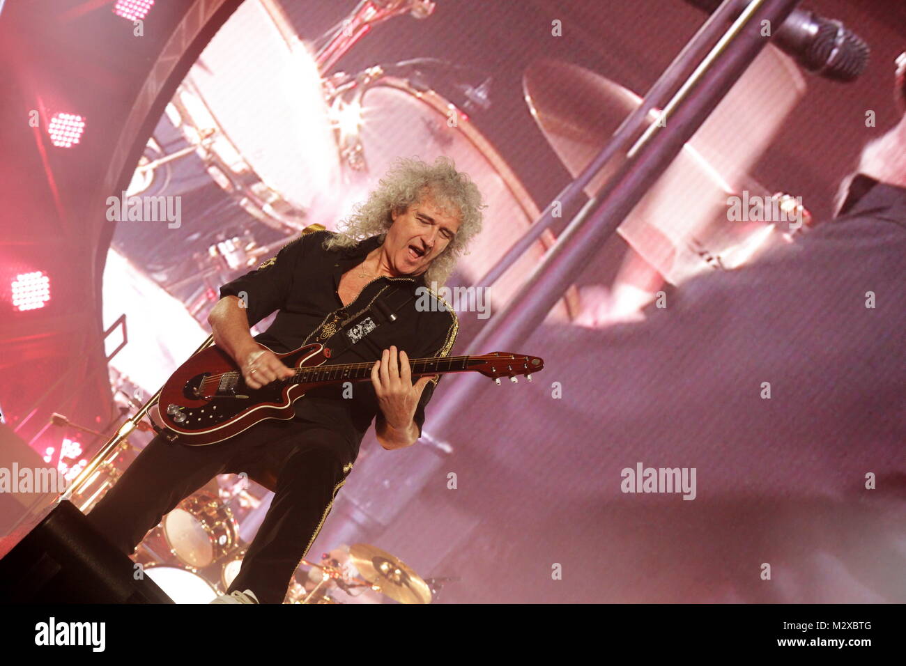 Frankfurt am Main, Deutschland. 7. Feb 2015. Queen + Adam Lambert, die Zusammenarbeit zwischen den aktiven Mitgliedern der britischen Rockband Queen (Brian May und Roger Taylor) und amerikanischen Sänger Adam Lambert. Konzert in der Festhalle Frankfurt, Deutschland. Hier: Brian May. Credit: Christian Lademann Stockfoto