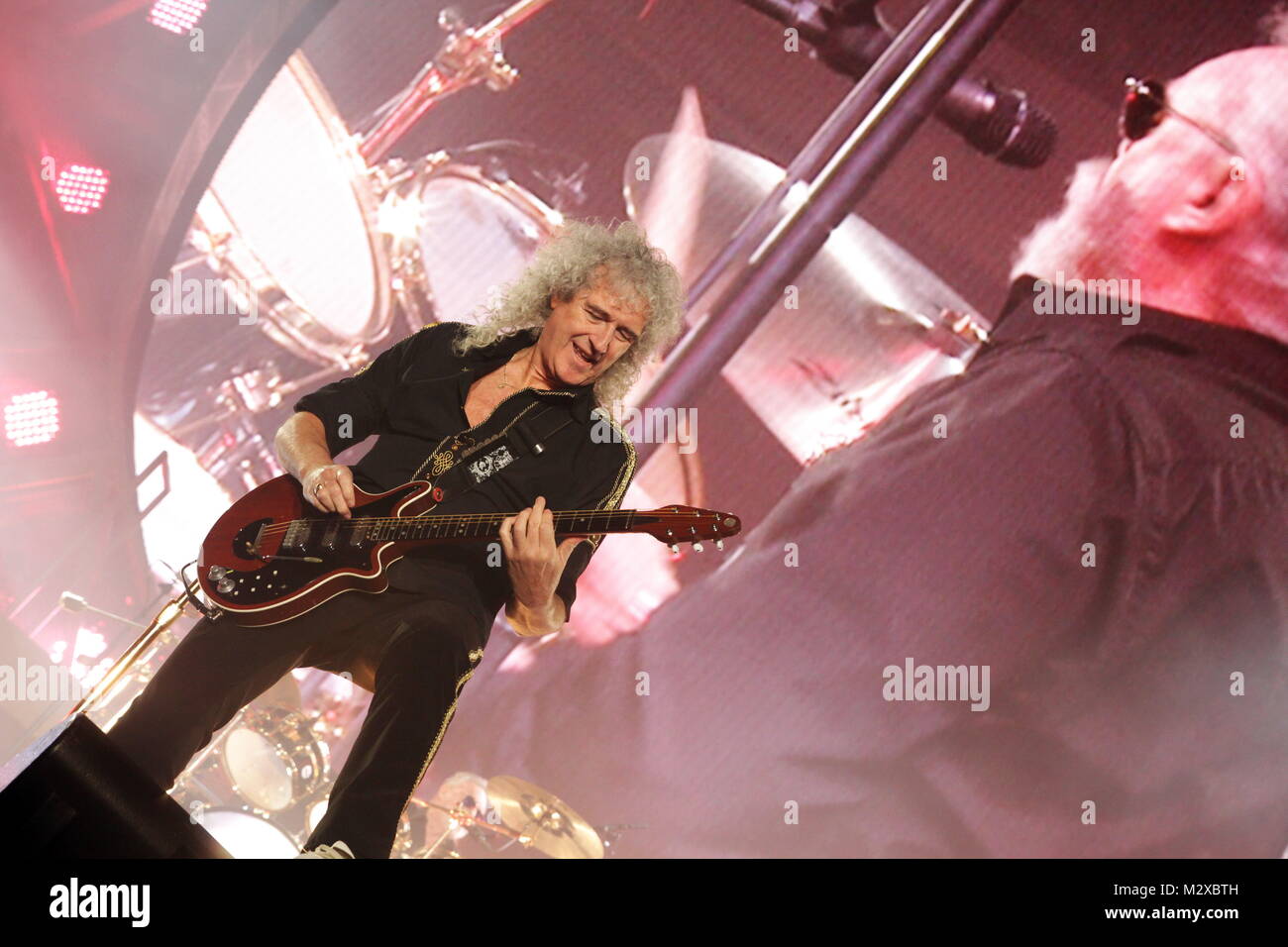 Frankfurt am Main, Deutschland. 7. Feb 2015. Queen + Adam Lambert, die Zusammenarbeit zwischen den aktiven Mitgliedern der britischen Rockband Queen (Brian May und Roger Taylor) und amerikanischen Sänger Adam Lambert. Konzert in der Festhalle Frankfurt, Deutschland. Hier: Brian May. Credit: Christian Lademann Stockfoto