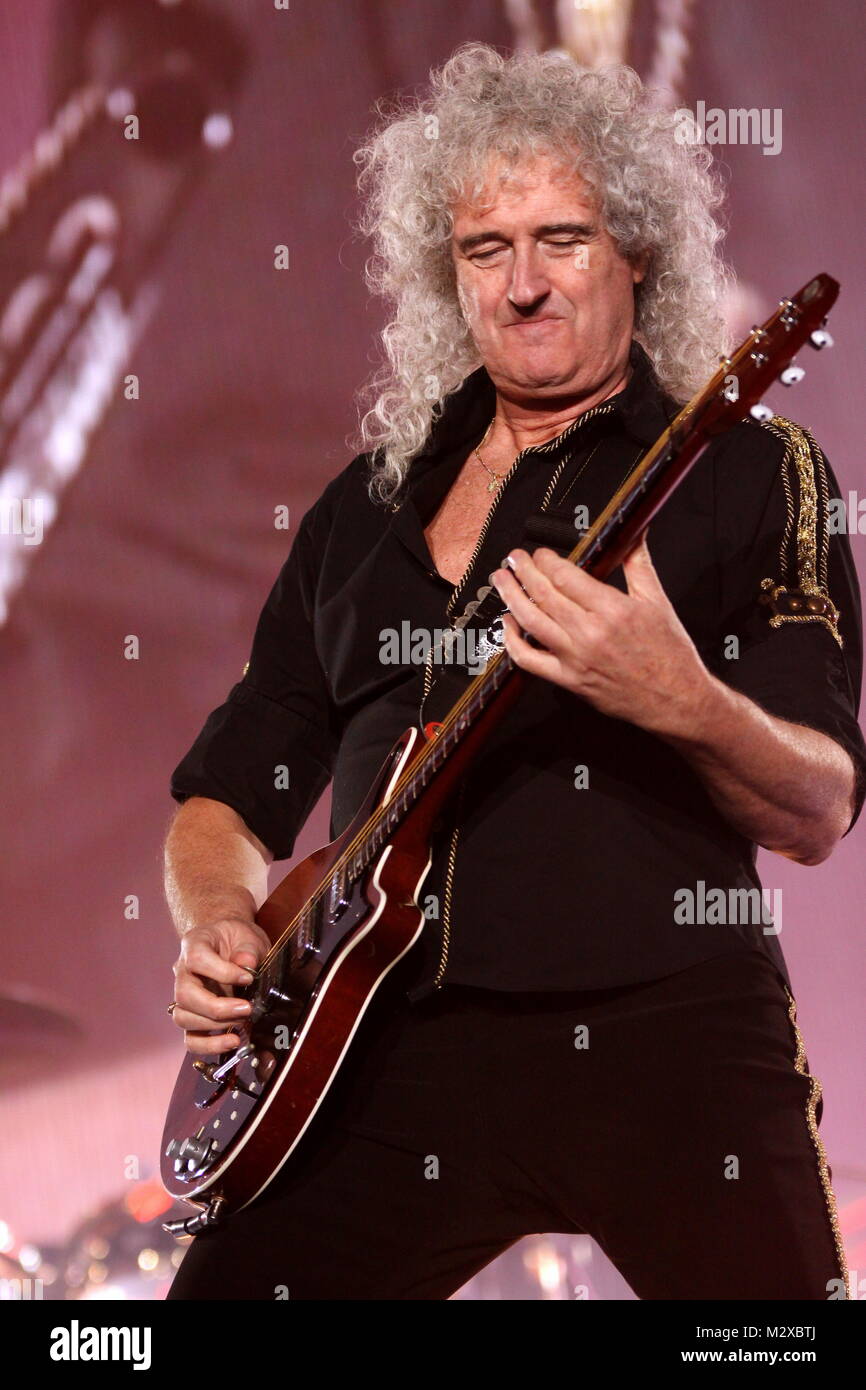 Frankfurt am Main, Deutschland. 7. Feb 2015. Queen + Adam Lambert, die Zusammenarbeit zwischen den aktiven Mitgliedern der britischen Rockband Queen (Brian May und Roger Taylor) und amerikanischen Sänger Adam Lambert. Konzert in der Festhalle Frankfurt, Deutschland. Hier: Brian May. Credit: Christian Lademann Stockfoto