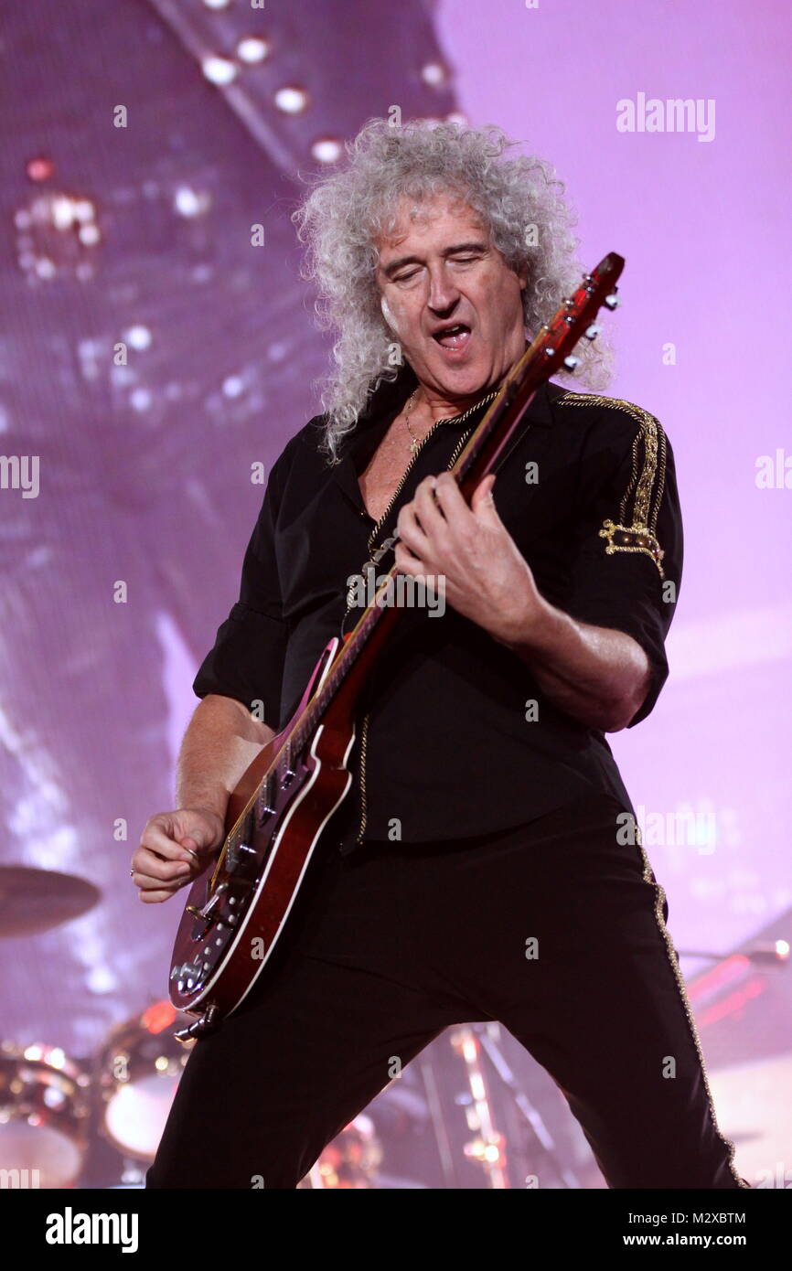Frankfurt am Main, Deutschland. 7. Feb 2015. Queen + Adam Lambert, die Zusammenarbeit zwischen den aktiven Mitgliedern der britischen Rockband Queen (Brian May und Roger Taylor) und amerikanischen Sänger Adam Lambert. Konzert in der Festhalle Frankfurt, Deutschland. Hier: Brian May. Credit: Christian Lademann Stockfoto